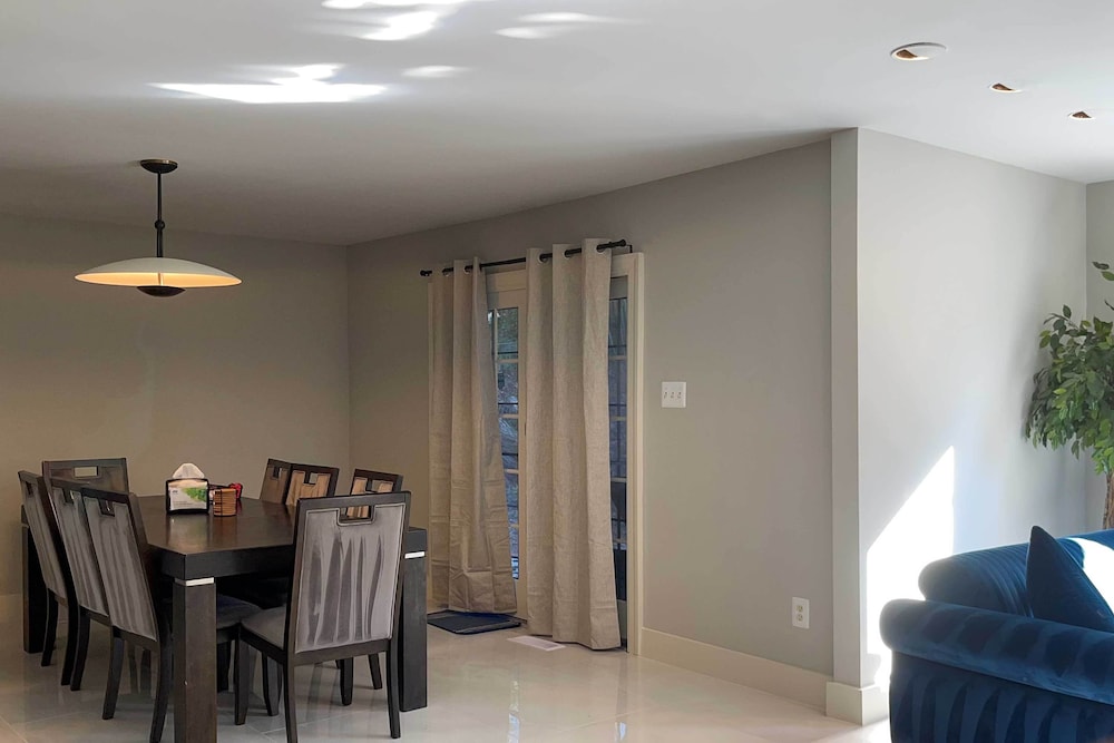 9 Mi to National Mall: Spacious Bethesda Retreat!