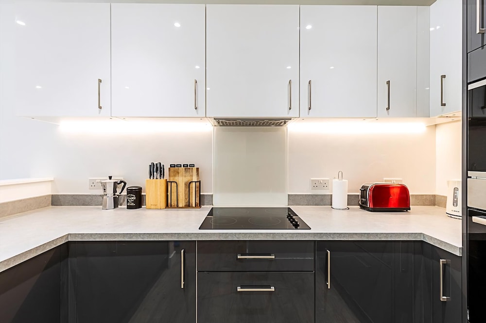 Modern 2-bed Flat With Terraces in Leyton