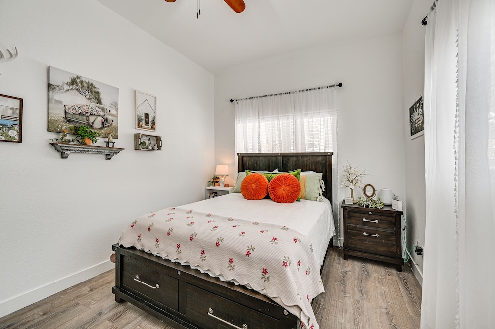 Grill & Patio: Charming Cabin in Munds Park