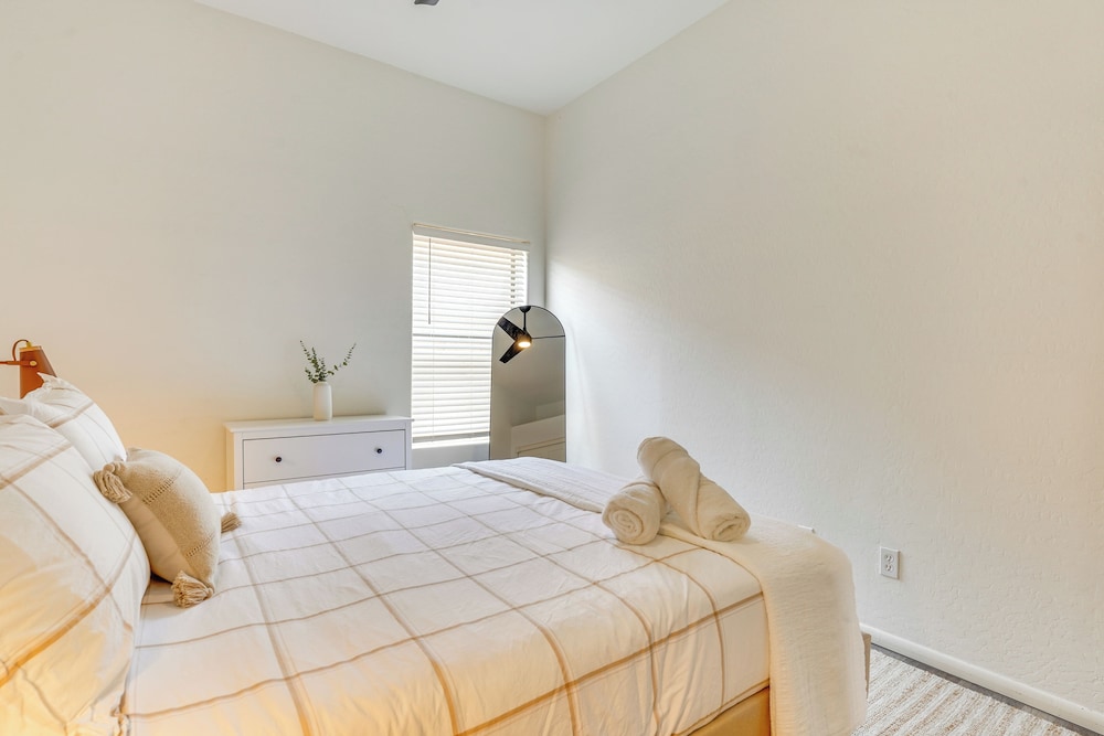 Heated Pool & Yard: Gilbert Getaway!