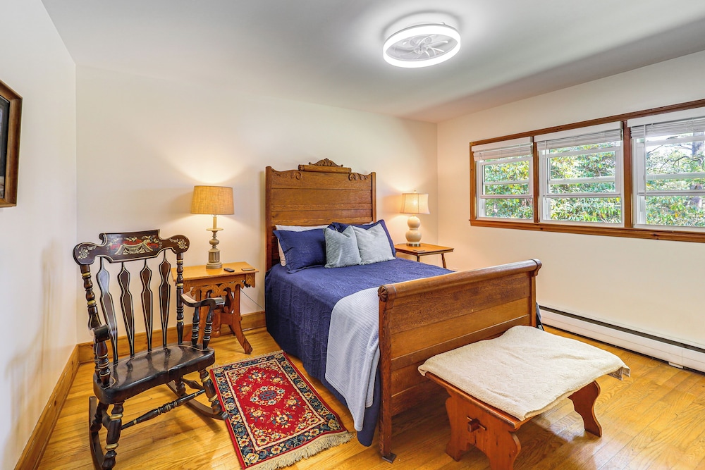 Hike & Leaf Peep! Peaceful Home in Laurel Springs