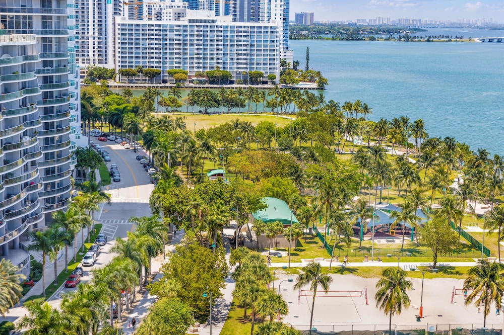 Bayfront Gem With Balcony and Pool