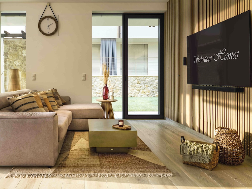SalvatoreHomes - Pure Luxury in the Centre of Bardolino with Pool & Private Jacuzzi - Casa Olivia - a 5 Star Luxury Collection at Lake Garda