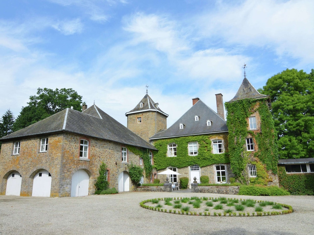 Delightful Castle in Bastogne With Bubble Bath
