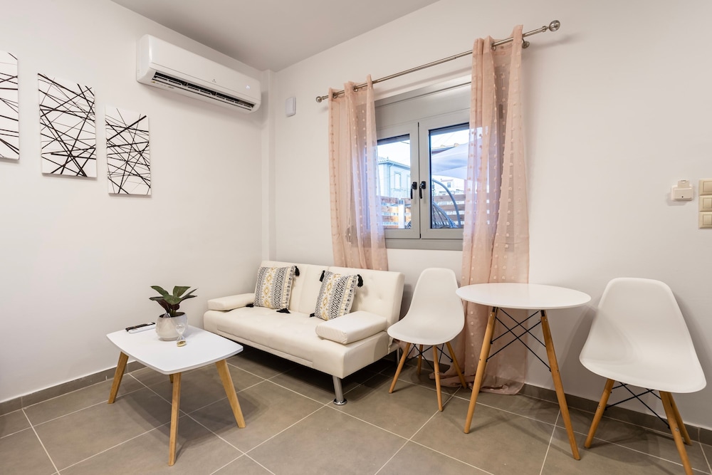 Filiatra Welcoming Hideaway - A Cozy Urban Escape