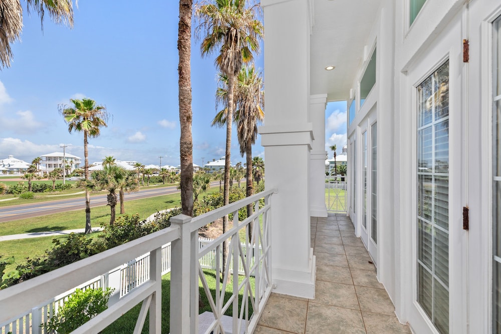 Kar - Private House Just Steps From Beach Access 4 Bedroom Home by RedAwning
