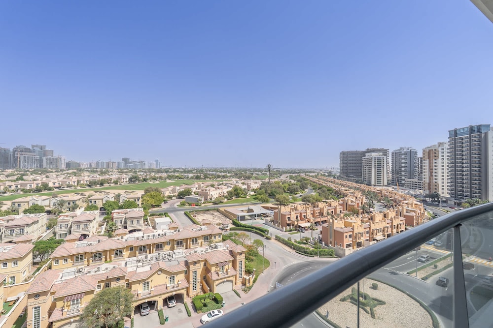 Modern 1-bed With Scenic Golf Course View