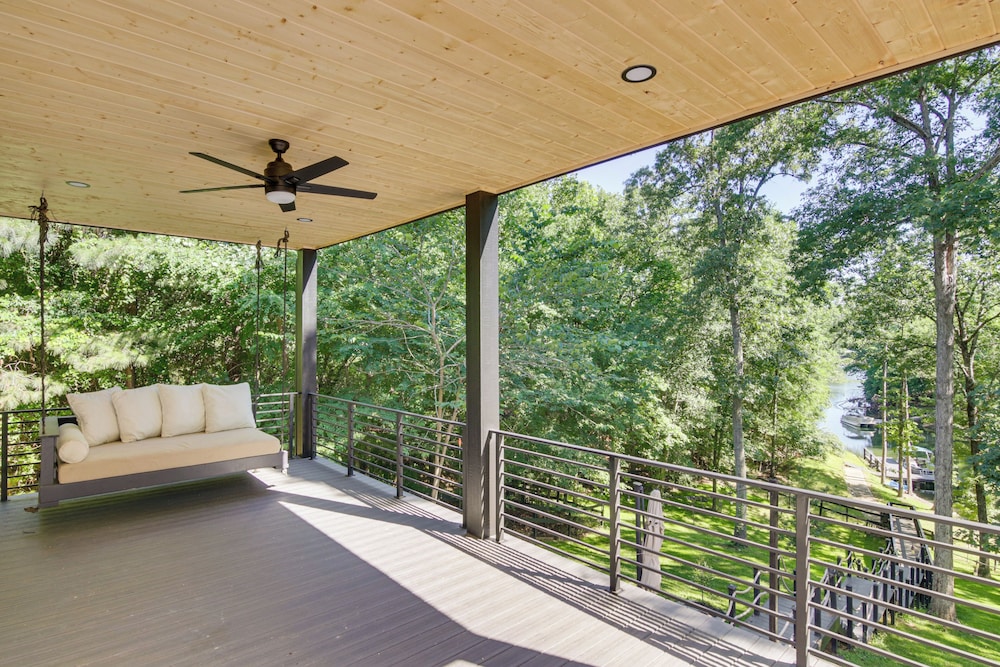 Boat Dock & Movie Theater: Lake Wylie Retreat!