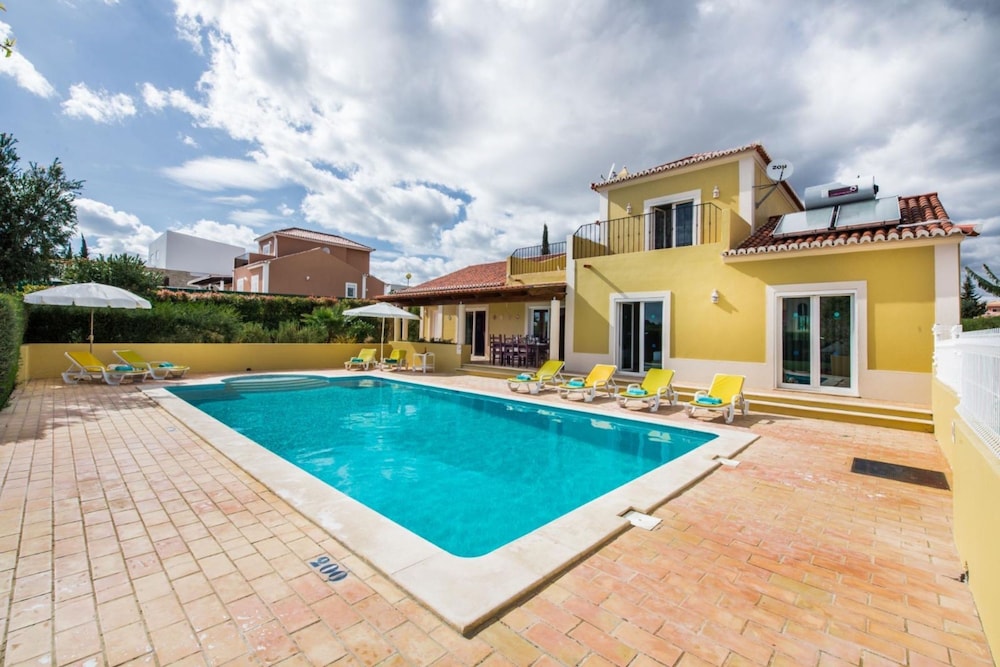 Amapola in Quelfes With 4 Bedrooms and 4 Bathrooms