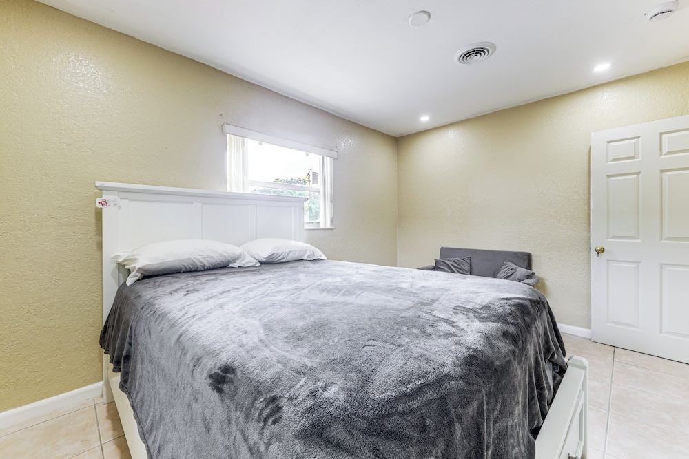 3 Mi to Dania Beach Pier: Convenient Apartment!