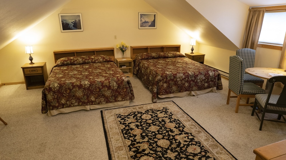 Whittaker's Motel & Historic Bunkhouse