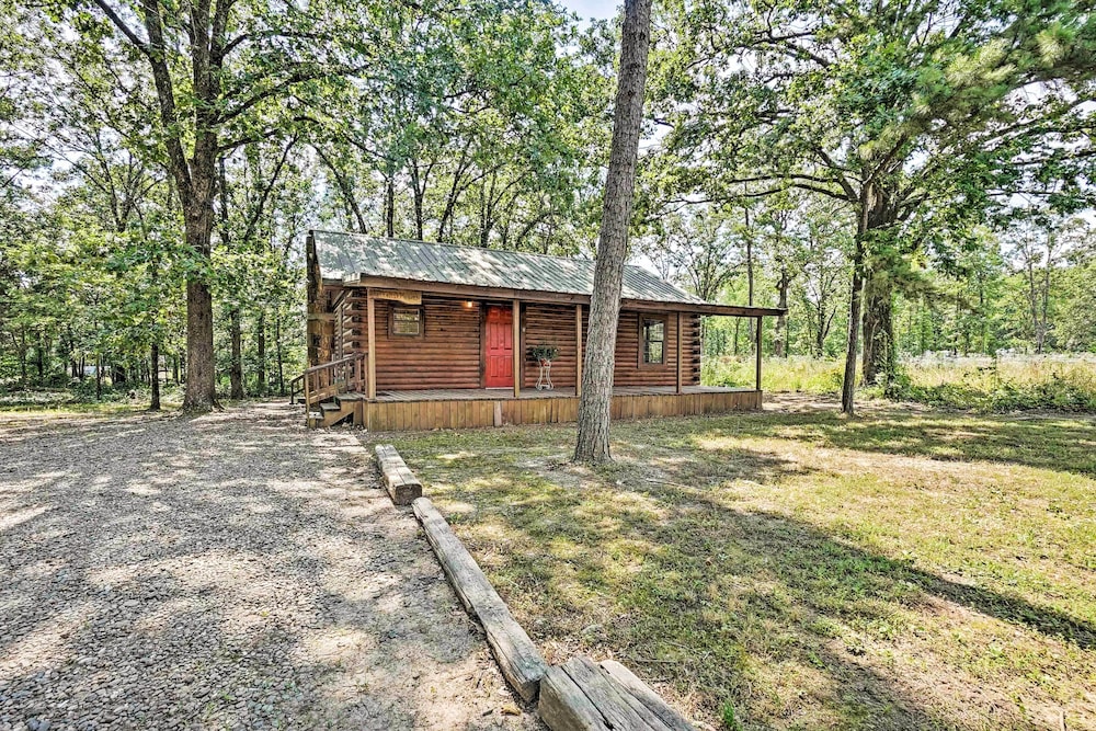 Cozy Broken Bow Cabin w/ Hot Tub & 2 Porches! view 4