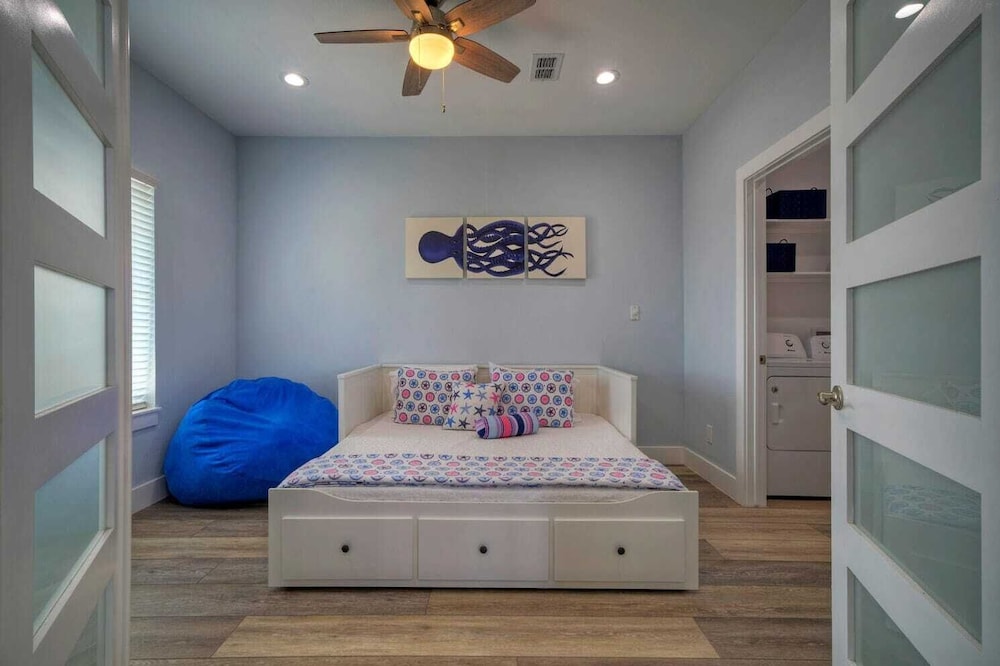 Sleeps 22! 2 Homes Priv Pool, Putting Green, Bar, Deck, Prime Port A Location