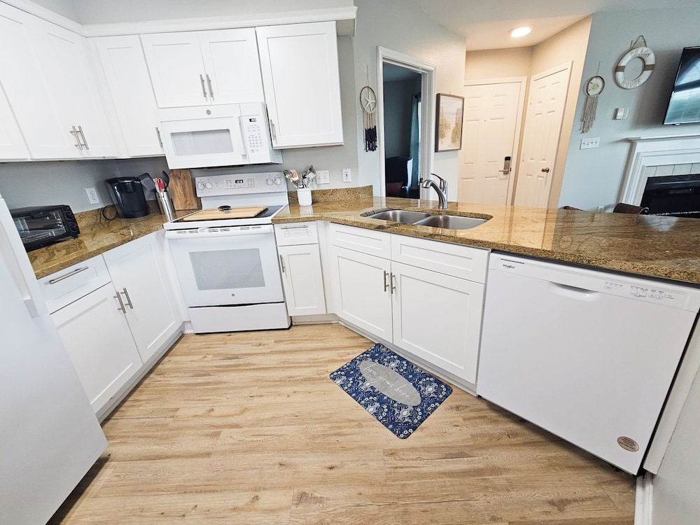 Charming 2BR Condo w/ Private Balcony in Gulf Shores, Pool, Hot Tub