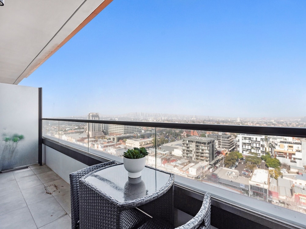 Chic 1-bed With City Views, Parking, Gym & Pool