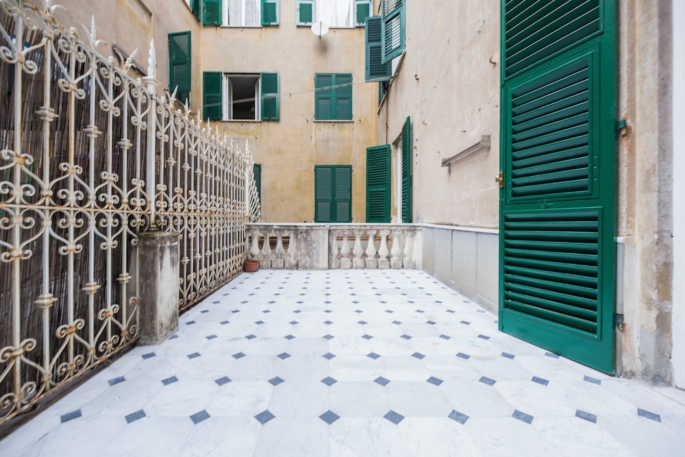 Airy 5BR Flat with Balcony - Old Town