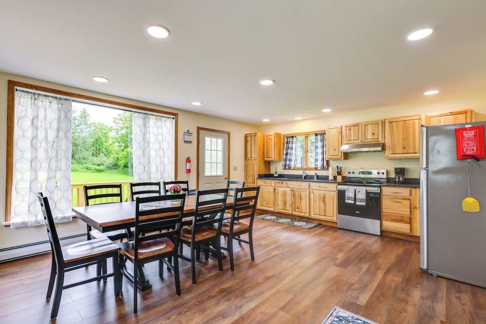 Mountain & Sunset Views: Upstate Family Home