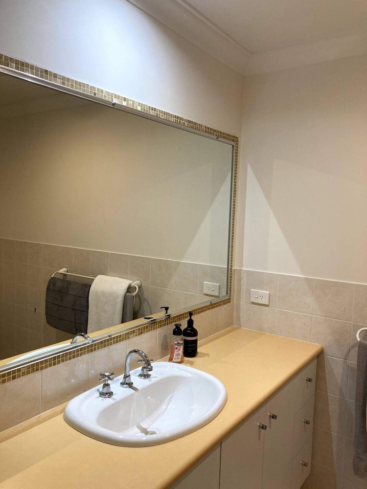 Modern 2 Bedroom Apartment in Perth view 5