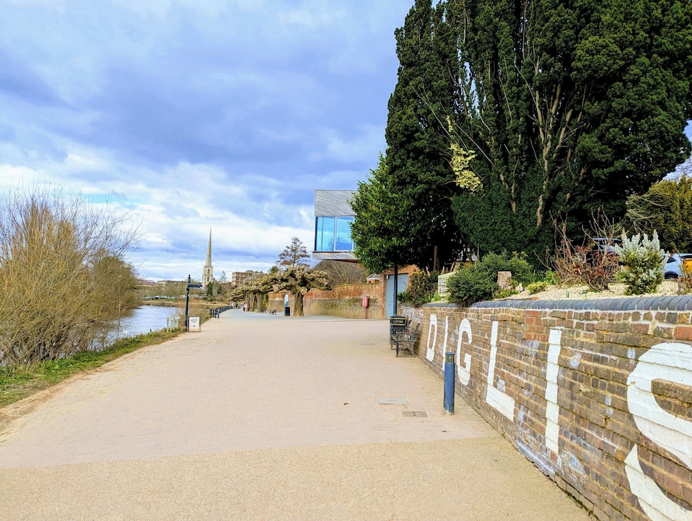 1-bed Home for 2, Parking, Garden & Great Location