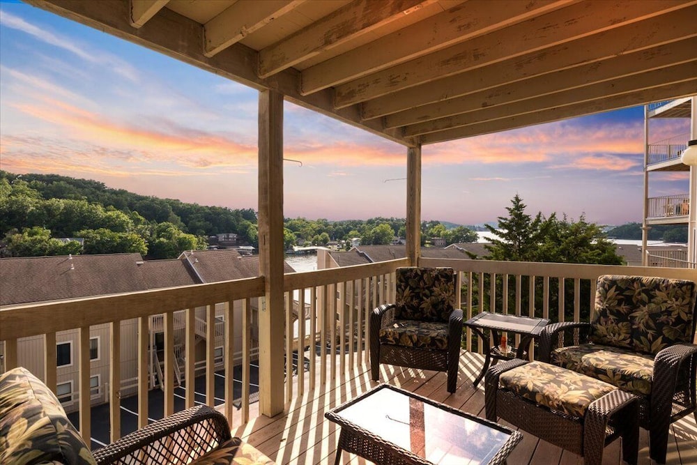 Lakefront Condo w/ Screened Patio, 3 Pools, Boat Slip in Osage Beach