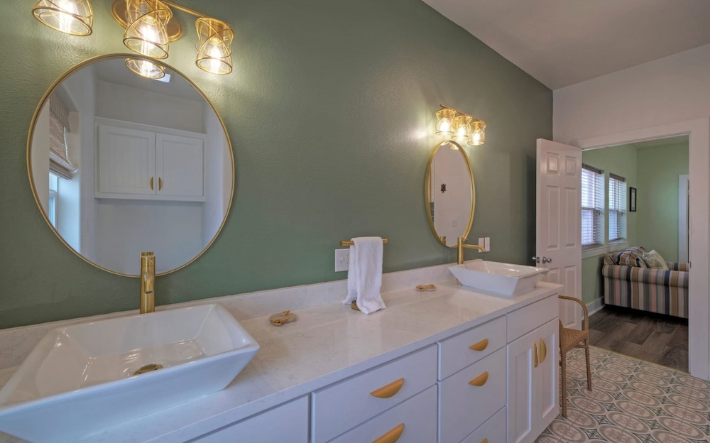 Leave of Absence Luxe Coastal Stay w Pool Outdoor Dining Minutes to Beach