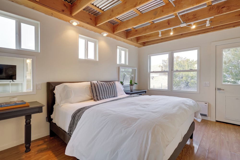 Dog-friendly Home w/ Fenced Yard in Los Cerrillos