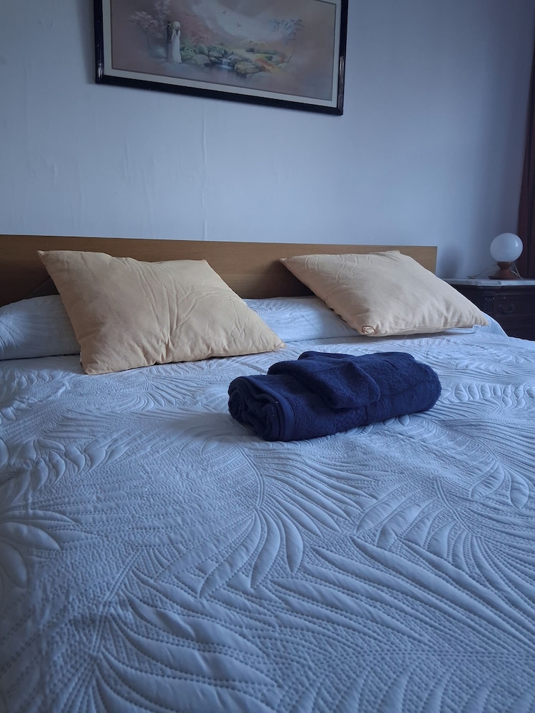 2 Bed Island Retreat-sleeps 4-5 Min Walk To Beach