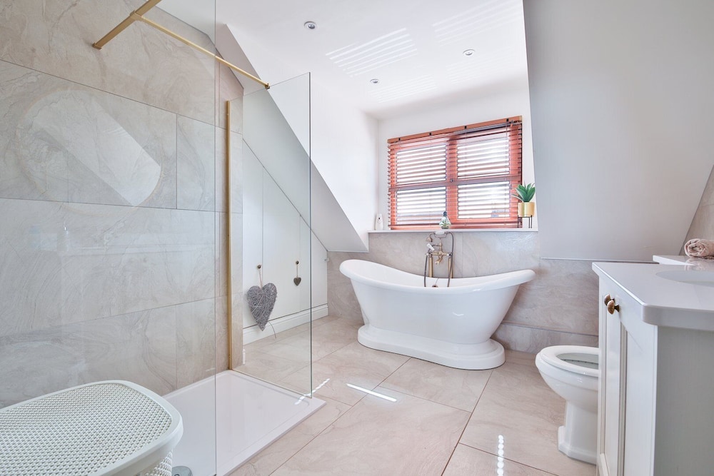 Modern 5-bed Retreat With Parking