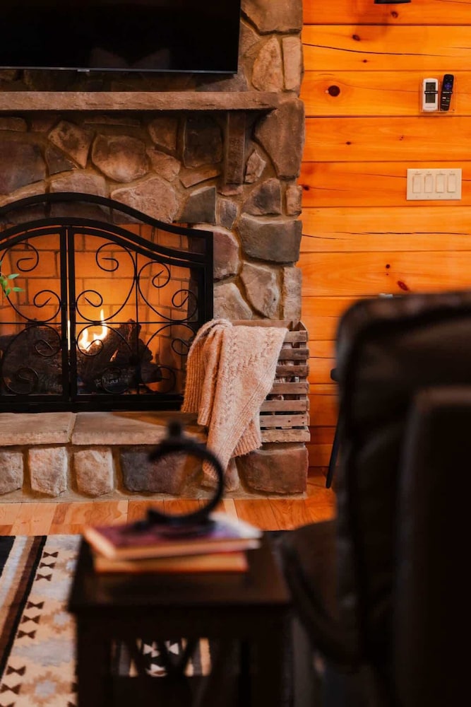 Sleeps 16! Luxury Cabin With Game Room & Hot Tub