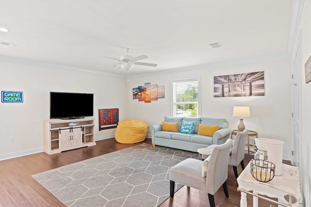 Family-friendly, Close to Beach & Game Room Windswept by Avantstay