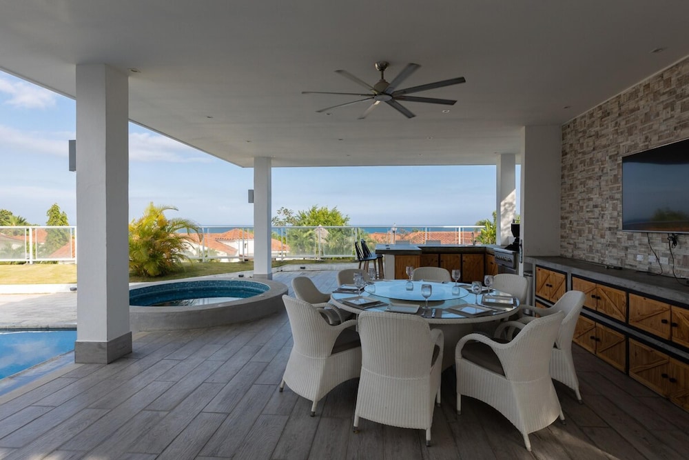 The Wow House by Acomodo