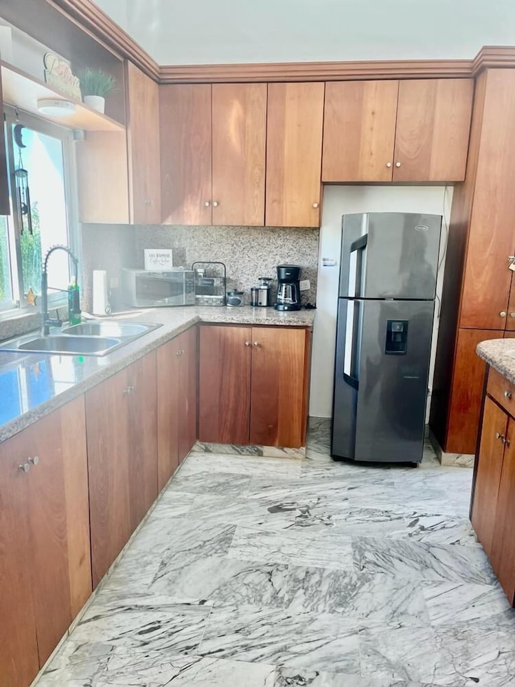 2 Minutes Walk to Beach Huge 3 bdrm Condo with Pool