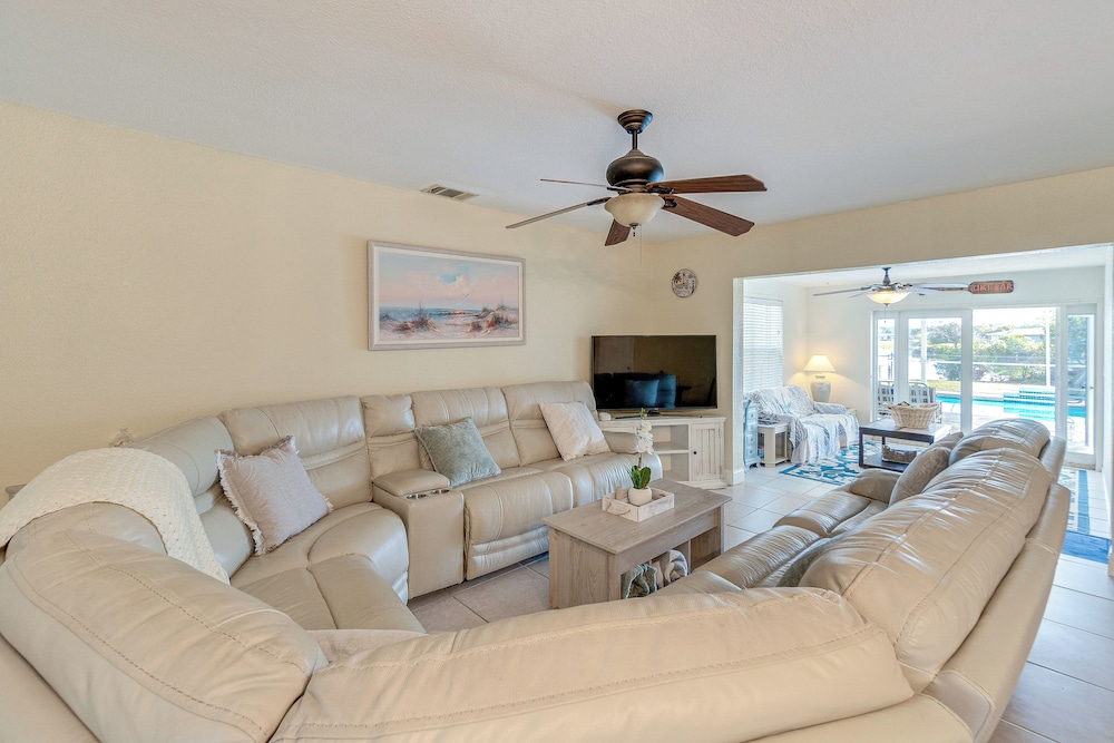 4 Mi to Warm Mineral Springs: Canal-front Getaway