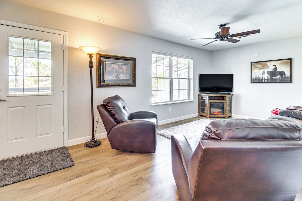 Walk to Dtwn Show Low: Townhome w/ Balcony