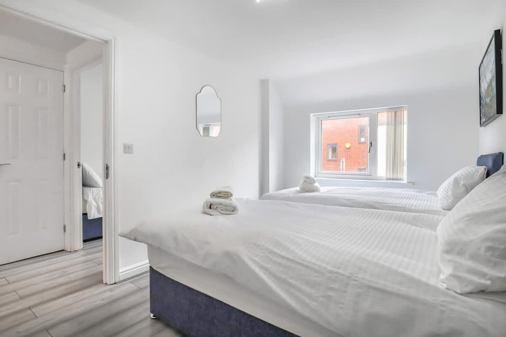 Fast Wi-fi Free Parking 10 Mins to City Centre