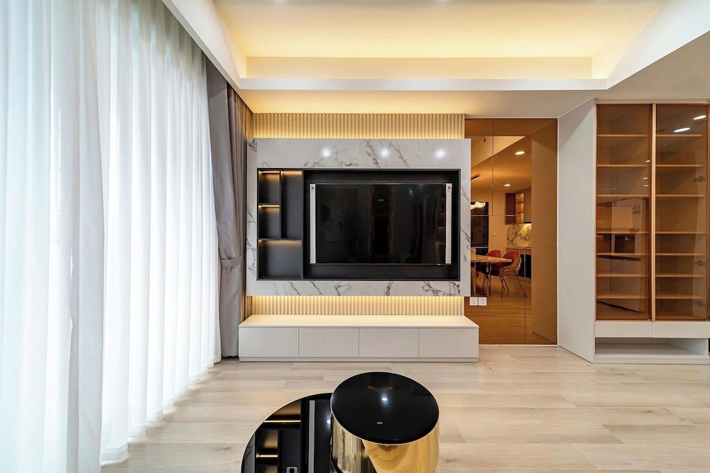 Apartment Landmark 81 by Urban Home