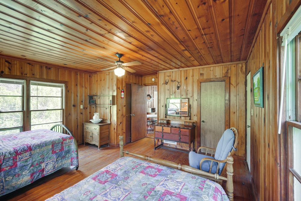 On-site Trails! Cozy Whitney Cottage 2 Mi to Lake