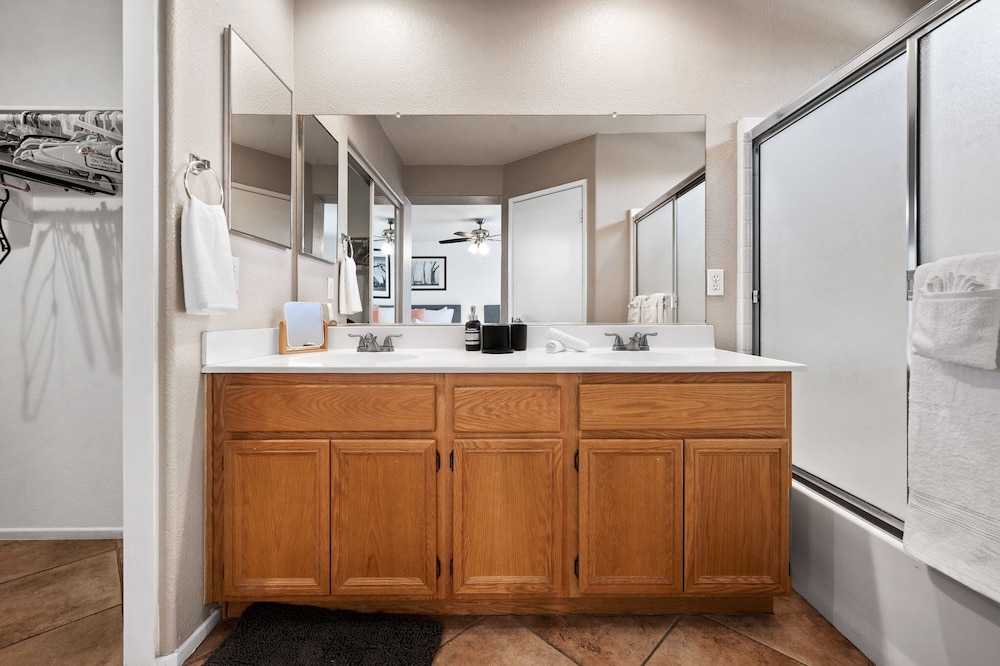 4BR-Retro Game Room-Theater-Pool & Spa