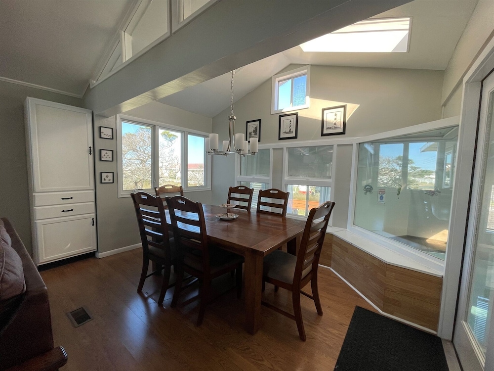 Wild N Wonderful 4 Bedroom Cottage by RedAwning