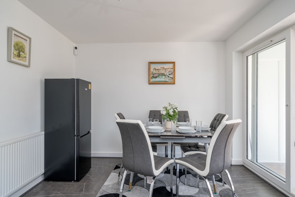5 Bed House - Sleeps 11 - Garden