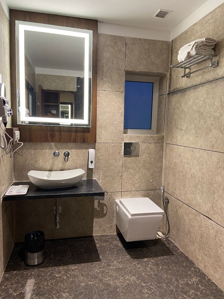 Click Hotel LH Seven Morbi - Property Image 8