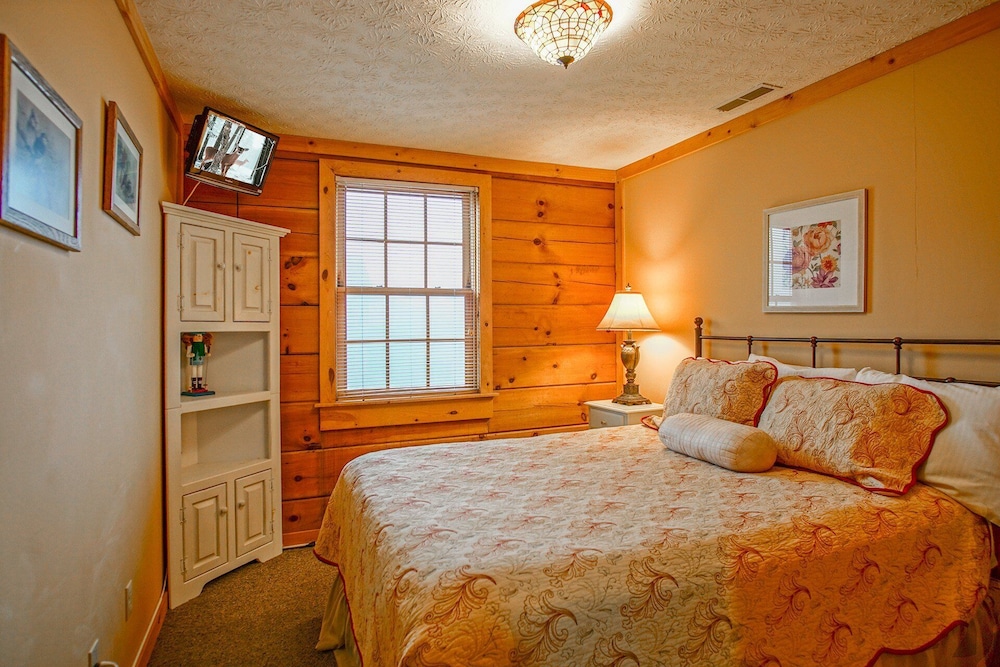 Loggers Run #7: 5 Bedrooms, 3.5 Bath: Slope Side. Overlooks The Ski Trail !