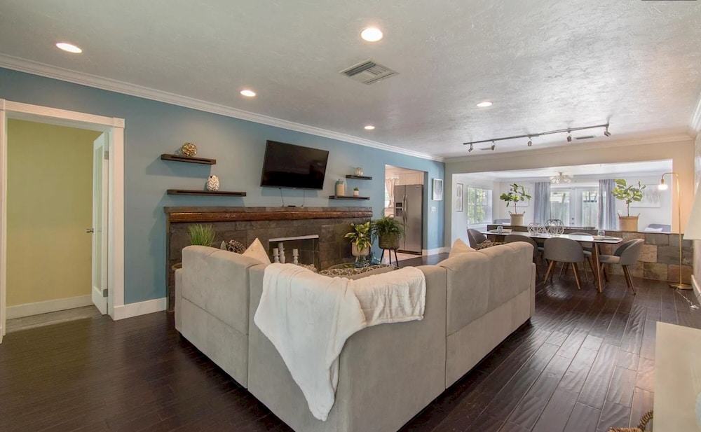 Sunlit Escape 3BR 2BA w Private Pool Backyard