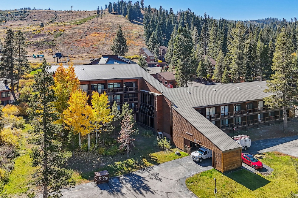 On-site Skiing: Truckee Studio w/ Balcony
