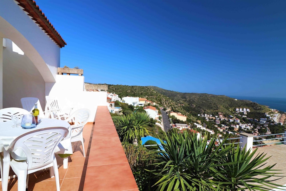 Apartment in Roses Near Waterfront & Mountains