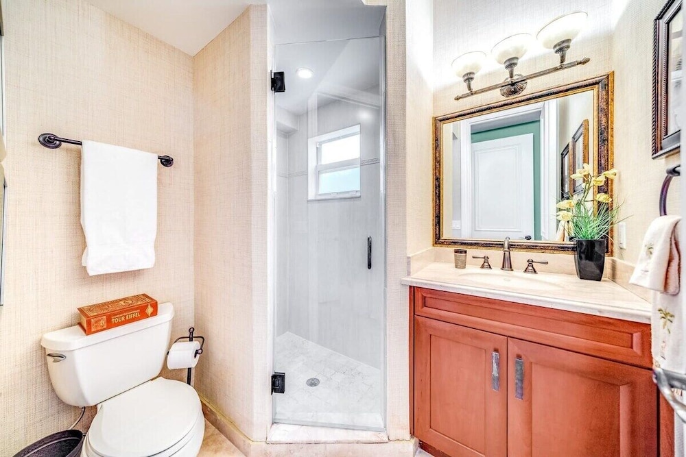 5 Bedroom Luxury Home, Minutes to Las Olas, Shops & Beach