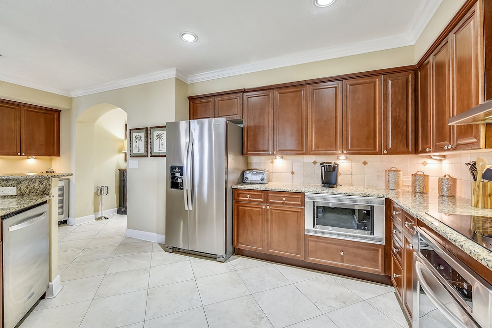 Grand Panama Beach Resort by Book That Condo
