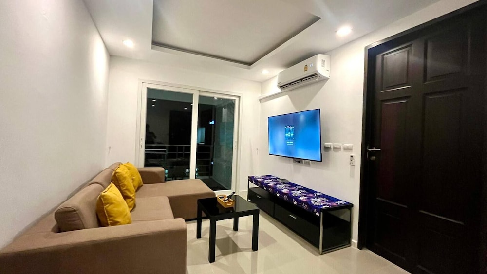 6-15 - 1 Bdr Condo With Balcony and Shared Pool