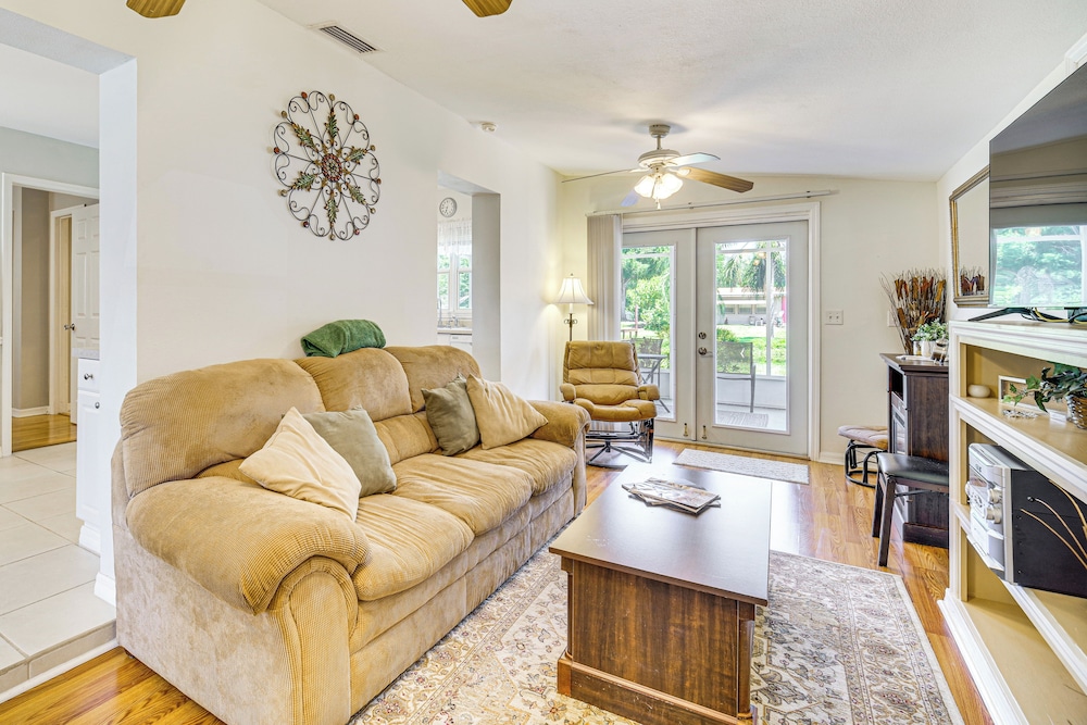 1 Mi to Lake Jackson: Home w/ Screened Patio!