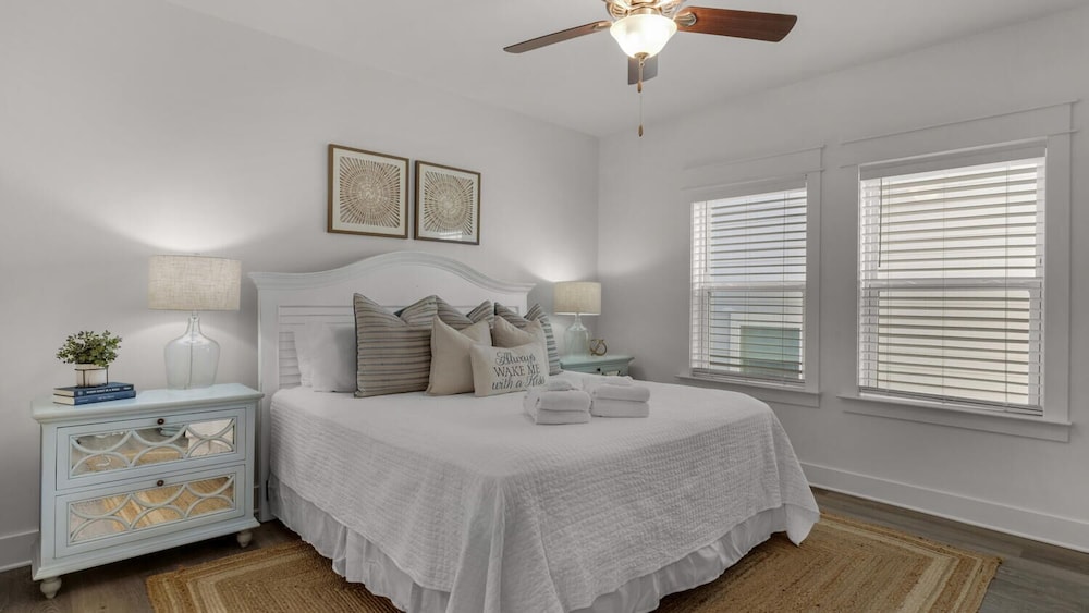 Sleep up to 28 - 2 Homes Side by Side - Close to Beach & Community Pool!
